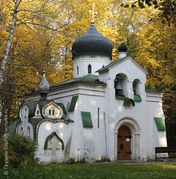 Спасская церковь в Абрамцево Московской области. Фотография.
