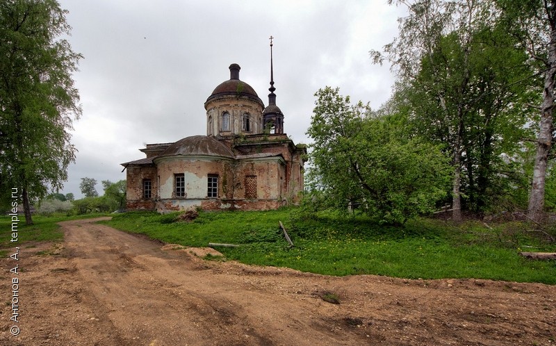 Воскресенская церковь в Старой Хотче Талдомского района Московской области. Вид с северо-востока. Фотография.
