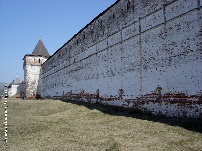 Внешняя стена Борисоглебского монастыря в Ярославской области. Фотография.