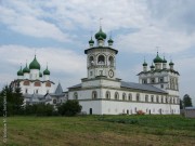 Николо-Вяжицкий женский монастырь, Новгородская область. Слева Никольский собор, справа Богоявленская церковь, в центре монастырская колокольня.