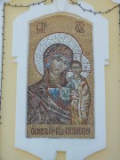 Мозаичная храмовая икона на фасаде Казанской церкви в Поречье Рузского района Московской области.