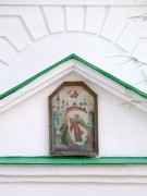 Икона на фронтоне колокольни церкви Благовещения Пресвятой Богородицы в селе Братовщина Пушкинского района Московской области.