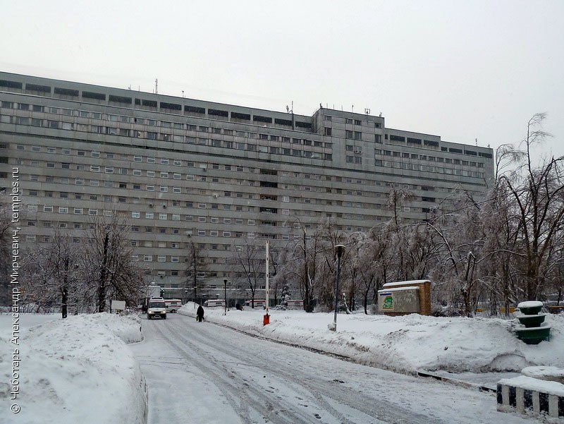 Вид с севера главного корпуса городской клинической больницы №7 в Москве, в подвальном этаже которого (на кадре - справа) расположена церковь Луки Крымского. Фотография.