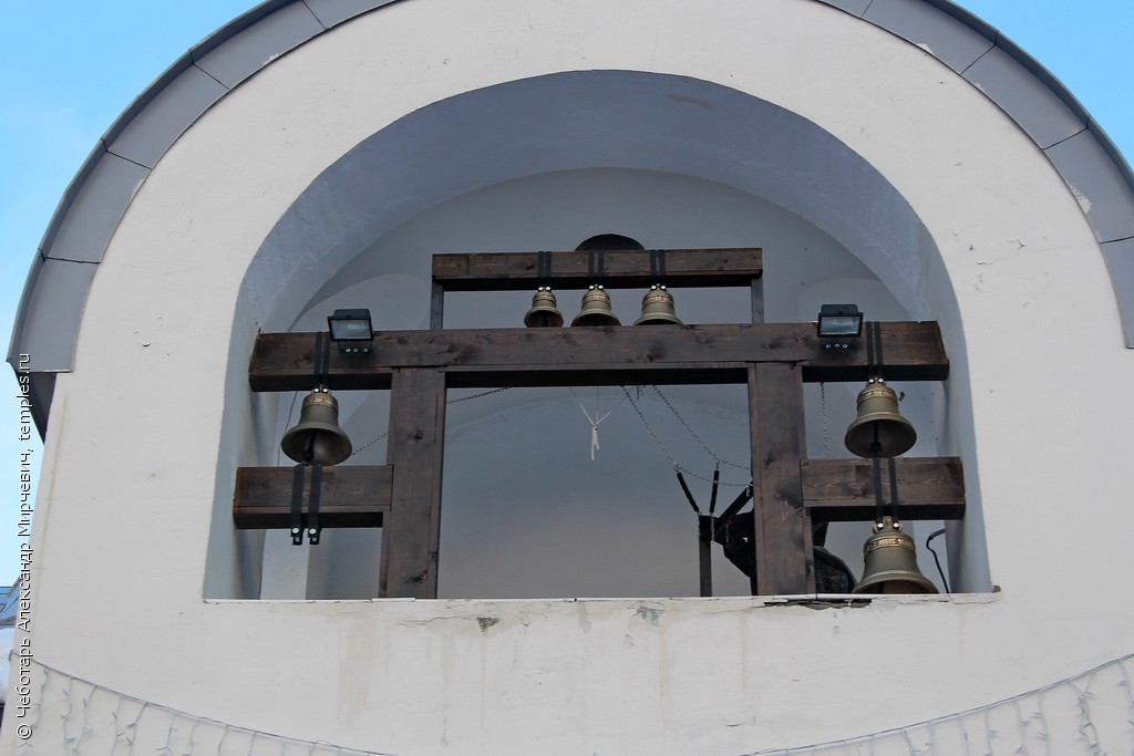 Звонница церкви Входа Господня в Иерусалим в Восточном Бирюлёво, в Москве. Фотография.