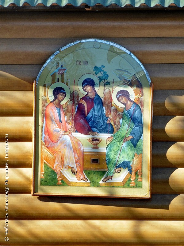 Образ Троицы на восточном фасаде церкви Феодора Тирона в Хорошево, в Москве. Фотография.