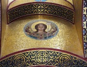 Ангел Господень, мозаика в интерьере часовни-усыпальницы Прохоровых в Новодевичьем монастыре в Москве.