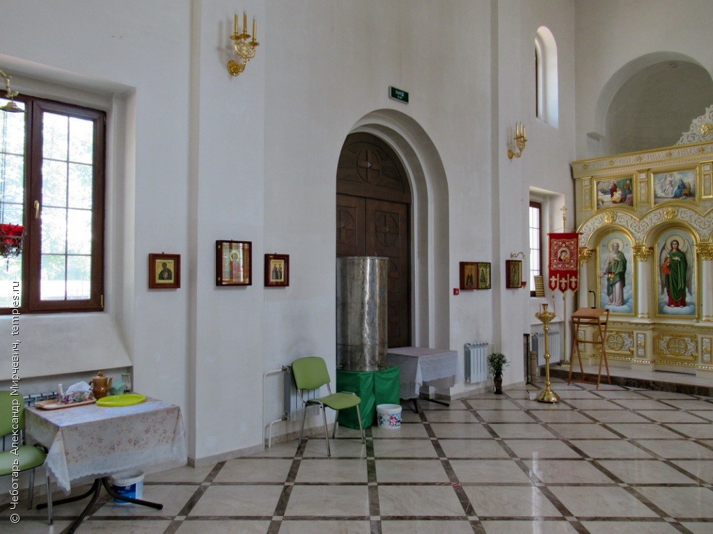 Левая сторона интерьера церкви Димитрия, митрополита Ростовского, в Рязанском в Москве. Фотография.