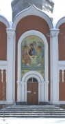 Церковь Троицы Живоначальной в Академгородке Новосибирске. Мозаичный образ Троицы Живоначальной на фасаде притвора.
