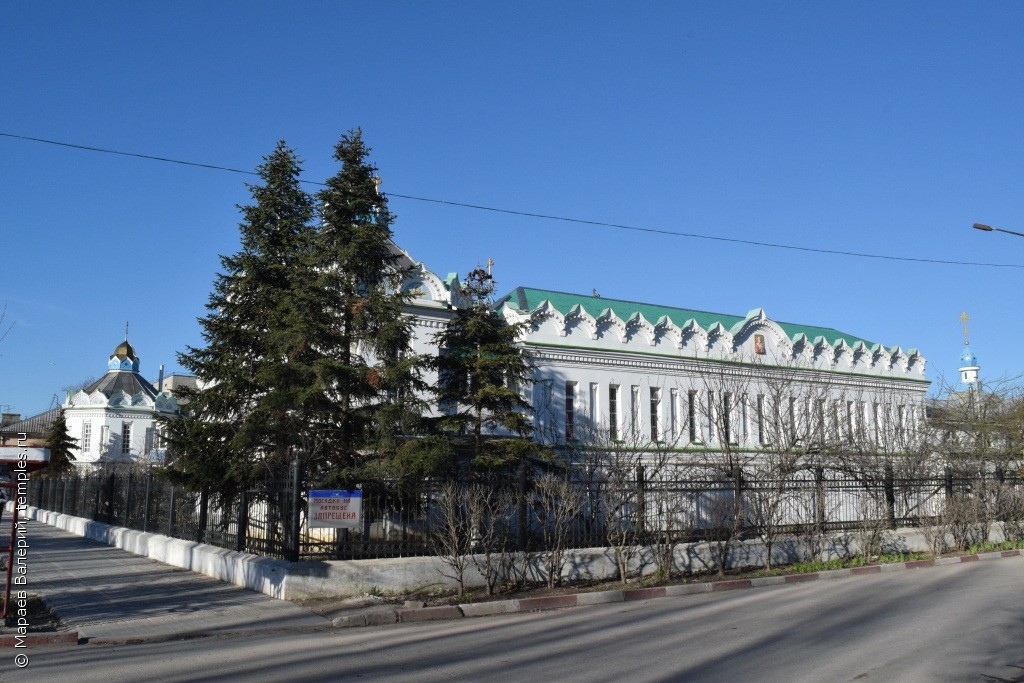 Фасад административного здания при Екатерининской церкви в Феодосии, в Крыму. Фотография.