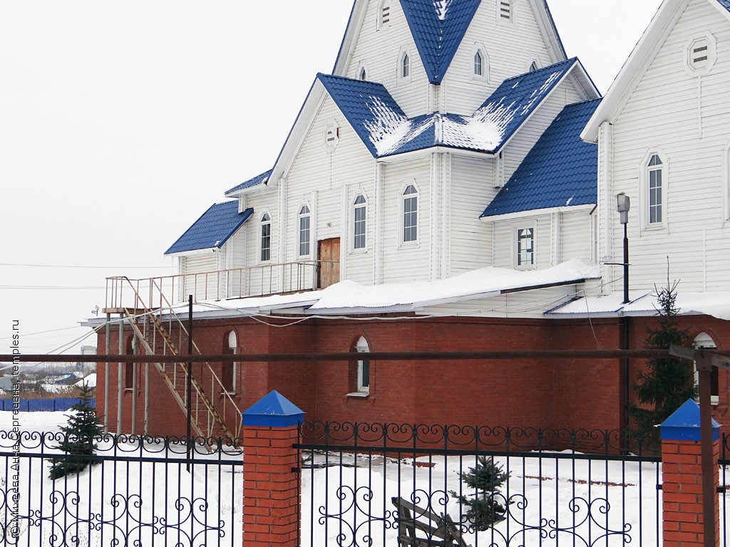 Северный фасад основного объёма церкви Михаила Архангела в Суходоле Сергиевского района Самарской области. Фотография.