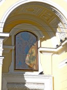 Храмовая икона над входом в церковь Троицы Живоначальной, что на Грязех, в Москве.
