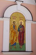 Мозаичный образ апостолов Петра и Павла на фасаде церкви Покрова Пресвятой Богородицы в Покровском-Стрешнево, в Москве.