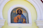 Икона в киоте на восточном фасаде часовни Георгия Победоносца в Мышкине Ярославской области.
