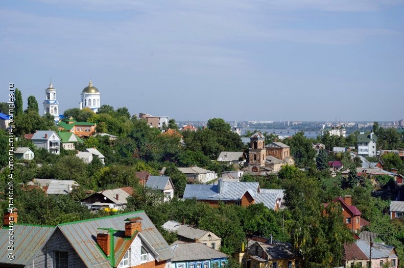 Панорама Воронежа. Слева вверху Покровский собор, в центре Богоявленская церковь. Фотография.