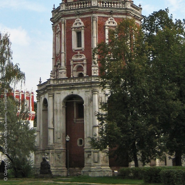 Нижние ярусы колокольни Новодевичьего монастыря в Москве. Внизу располагается церковь Варлаама и Иоасафа, вверху до 1812 г. была церковь Иоанна Богослова. Фотография.