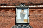 Образ Спасителя над входом церкви Рождества Пресвятой Богородицы в Горе Орехово-Зуевского района Московской области.