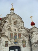 Оформление меловых скал при входе в Спасскую церковь Костомаровского Спасского монастыря в Подгорненском районе Воронежской области.