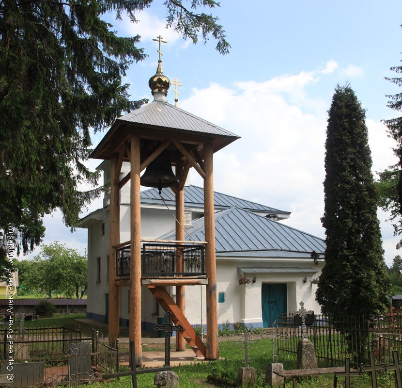 Новая колокольня у церкви Николая Чудотворца в Тайлово Печорского района Псковской области. Фотография.