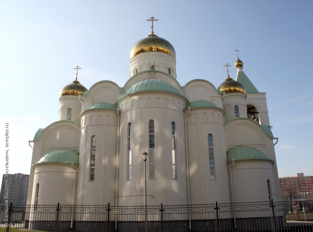 Восточный фасад церкви Андрея Боголюбского на Волжском бульваре в Москве. Фотография.