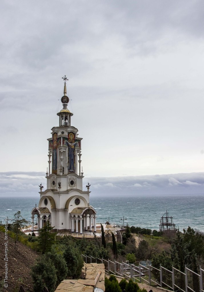 Церковь-маяк в селе Малореченское, в Алуште Республики Крым. Фотография.