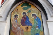 Троица Ветхозаветная, икона на западном фасаде церкви Николая Чудотворца в Царево Пушкинского района Московской области.