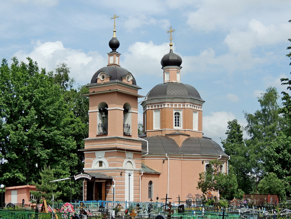 Церковь Рождества Христова в Чернево, в Москве. Вид с юго-западной стороны. Фотография.