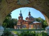 Всехсвятская церковь на кладбище в Гороховце Владимирской области. Вид с юго-востока, из-под арки ворот,