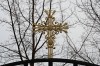 Стилизованный крест над воротами ограды церкви Иоанна Кронштадтского в Головино в Москве.